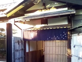 埼玉県秩父市上野町に「自家製粉石臼挽十割手打蕎麦 らぐりゅ」が本日オープンされたようです。