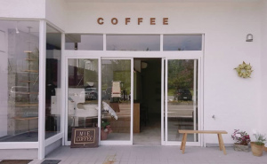 片山津温泉総湯前にコーヒー焙煎所兼スタンド「ミーコーヒー」10/25グランドオープンのようです。
