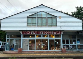 📺村唯一の書店が復活 白馬の「泊まれる古本店」本棚はオーナー制 #republic