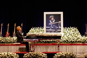 📺【X JAPAN】YOSHIKI「ENDLESS RAIN」をピアノ演奏でHEATHさん追悼