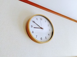 【備品購入】ロケやドラマ・CM等の撮影時でも使用できるようリビングの時計を変更！