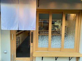 大阪市淀川区西中島に醬油らぁ麺専門店「らぁ麺にレンゲっていりますか」が本日オープンされたようです。