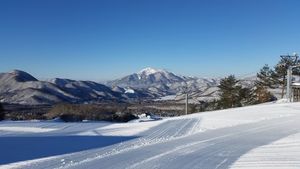 現存営業するスキー場では日本最古（大正4年開場）...福島県耶麻郡猪苗代町の「沼尻スキー場」