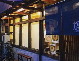 京都市右京区西京極西池田町に拉麺バー「デコ」が昨日グランドオープンされたようです。