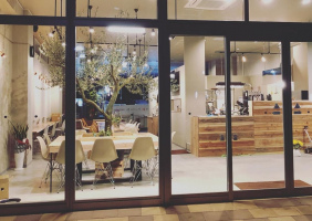 長崎県諫早市栄町アエルイーストにトミーズ新店舗「ベースカフェ」が明日オープンされるようです。