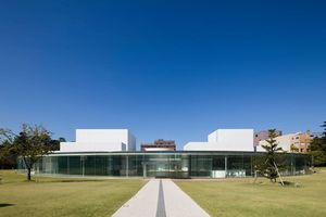 現代美術を収蔵した公立美術館...石川県金沢市広坂の「金沢21世紀美術館」