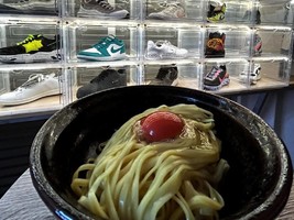 大阪府東大阪市小若江に卵かけ麺専門店「サウナとスニーカー」が昨日グランドオープンされたようです。