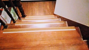 高齢の方でも使用しやすいように階段をユニバーサルデザイン化（バリアフリー）しました。