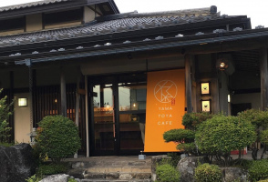 割烹料理屋の建物を改装...富士河口湖町船津に『YAMATOYA CAFE』10/26プレオープン