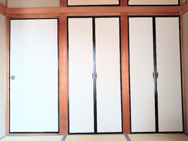 【施設の修繕】和室の入り口のふすまの張り替えを行いました！