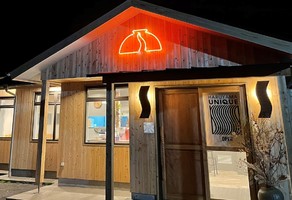 鹿児島県鹿児島市春山町にラーメン店「ハルヤマユニーク」が本日グランドオープンのようです。