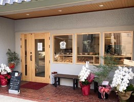 兵庫県明石市魚住町清水にパン屋「3Bake（スリーベイク）」が本日グランドオープンされたようです。