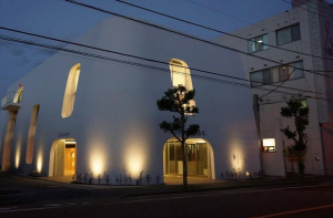 白いまゆ型のビル...立川市富士見町に街カフェ『コクーン』プレオープン