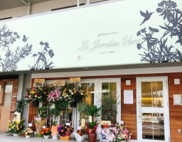 奈良県生駒市の学研北生駒駅前にパティスリー「ルジャルダンヴェール」が本日グランドオープンのようです。