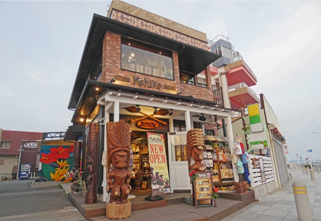 <p>【 Kahiko江ノ島店 】ハワイアンショップ</p>
<p>神奈川県藤沢市片瀬海岸2-17-22　2019.5/11オープン</p>
<p>古典フラ「カヒコ」を店名に、ポリネシアン民族の原始的な躍動感・力強さを表現。ハワイの華やかさから、忘れ去られようとしている歴史的ルーツまで、その奥深い魅力を届ける。</p>
<p>http://bit.ly/2vWA7aT</p><div class="news_area is_type01"><div class="thumnail"><a href="http://bit.ly/2vWA7aT"><div class="image"><img src="https://scontent-nrt1-1.xx.fbcdn.net/v/t1.0-9/60306236_2331763963557344_1902834734497529856_o.jpg?_nc_cat=102&_nc_ht=scontent-nrt1-1.xx&oh=1448f9769d83c5afe0e9ea59f037ddb3&oe=5D72BBB5"></div><div class="text"><h3 class="sitetitle">Kahiko（カヒコ）</h3><p class="description">＼NEW OPEN／
ALOHA????
昨日オープンしました????

#Kahiko #江ノ島 店
134号線沿い！
#片瀬江ノ島 駅徒歩2分

路面店 2フロア

話題のフォトスポット
ウォールアートも完成????

Eggs'n Things さん隣り

#新店 #Hawaiian #カヒコ
#ハワイアン雑貨 
＃映えスポット</p></div></a></div></div> ()