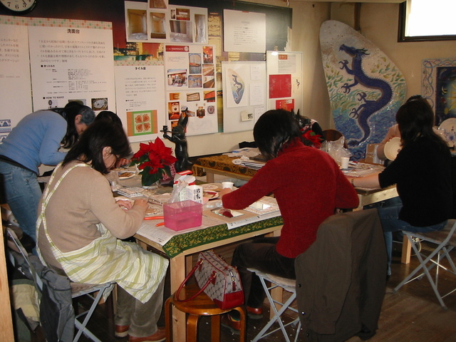 <h2>タイルクラフトサロンは、モザイクアーティストのナツコによるタイルクラフトの教室です。</h2>
<div>同日同時間にオンライン教室も開講。日本全国から参加が可能ですし、直接神戸のアトリエで受講される方も、何らかの理由で家から出られない時でも受講可能です。初回から可愛い小物を作ってタイルクラフトを楽しめます。</div>
<div> </div>
<h2>タイルクラフトサロンの詳細</h2>
<p style="font-family: 'Sawarabi Mincho'; font-size: 19px;">日　時 : 第１第3日曜日とその翌日の月曜日（基本は月に2回ですが、ご希望であれば日曜日月曜日の両日、合計4回でも可能です。）</p>
<p style="font-family: 'Sawarabi Mincho'; font-size: 19px;">場　所 : 神戸市北区西大池　タイルショップ・ガウディ店舗内</p>
<p style="font-family: 'Sawarabi Mincho'; font-size: 19px;">　　　　神戸電鉄有馬線大池駅より徒歩約2分</p>
<p style="font-family: 'Sawarabi Mincho'; font-size: 19px;">　　　　（三宮～大池駅 神戸電鉄で約18分。）</p>
<p style="font-family: 'Sawarabi Mincho'; font-size: 19px;">　　お車で来られる方は、駅周辺のパーキングをご利用下さい。1日400円です。</p>
<p style="font-family: 'Sawarabi Mincho'; font-size: 19px;">受講料 : 1回3,190円（本体価格2,900円 消費税290円　材料費別途）　</p>
<p style="font-family: 'Sawarabi Mincho'; font-size: 19px;">備　考: オンライン教室ご受講の場合、前もって教材をお送りします。</p>
<p style="font-family: 'Sawarabi Mincho'; font-size: 19px;"> </p>
<br class="Apple-interchange-newline" style="font-family: -webkit-standard;" />
<div> </div>
<div> </div>
詳細及びお申し込みフォーム↓
<div>https://www.tile-shop-gaudi.com/tile-craft-salon/</div>
<div> </div> ()