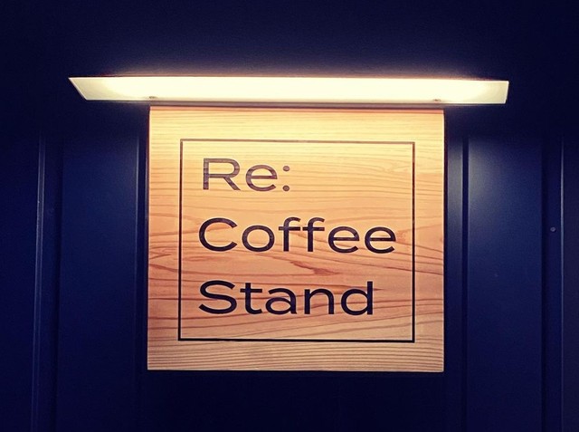 <div>『Re: Coffee Stand』</div>
<div>ハンドドリップで1杯ずつ丁寧に淹れるコーヒースタンド。</div>
<div>三重県伊賀市上野桑町1647-4</div>
<div>https://tabelog.com/mie/A2404/A240401/24018814/</div>
<div>https://www.instagram.com/re_coffee_stand/</div>
<div>
<blockquote class="twitter-tweet">
<p lang="ja" dir="ltr">写真を投稿しました<a href="https://t.co/167DaKfhrz">https://t.co/167DaKfhrz</a></p>
— Re: Coffee Stand (@Re_Coffee_Stand) <a href="https://twitter.com/Re_Coffee_Stand/status/1473901662590980097?ref_src=twsrc%5Etfw">December 23, 2021</a></blockquote>
<script async="" src="https://platform.twitter.com/widgets.js" charset="utf-8"></script>
</div><div class="news_area is_type01"><div class="thumnail"><a href="https://tabelog.com/mie/A2404/A240401/24018814/"><div class="image"><img src="https://tblg.k-img.com/resize/640x640c/restaurant/images/Rvw/166771/3a9a5985729556a2d06374332bfebed4.jpg?token=d77b4cb&api=v2"></div><div class="text"><h3 class="sitetitle">リーコーヒースタンド (茅町/コーヒー専門店)</h3><p class="description"> ■予算(昼):～￥999</p></div></a></div></div> ()