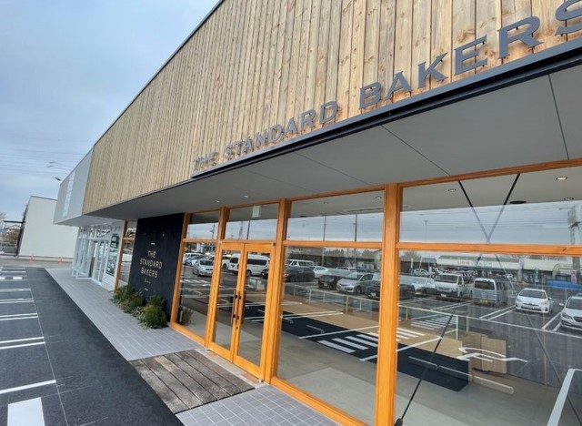 <div>『THE STANDARD BAKERS さくら店』</div>
<div>Bakery販売のみ。パンは6mのショーケースに並ぶ。</div>
<div>栃木県さくら市櫻野547番地さくらモールC棟</div>
<div>https://the-sbk.jp/<br />https://www.instagram.com/p/CJse159nAAX/</div><div class="news_area is_type01"><div class="thumnail"><a href="https://the-sbk.jp/"><div class="image"><img src="https://the-sbk.jp/wp/wp-content/uploads/2019/04/ogp.jpg"></div><div class="text"><h3 class="sitetitle">THE STANDARD BAKERS｜ザ スタンダード ベイカーズ</h3><p class="description">THE STANDARD BAKERS - ? ?????? ????????????3???????????&?????????????????NIKKO GARDEN TERRACE CAF???????????????????????????????????????????????</p></div></a></div></div> ()