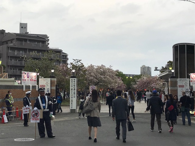<p>大阪市北区の造幣局で4月11日より、大阪の春の風物詩「桜の通り抜け」が始まりました。</p>
<p>約130種類約350本の桜が見ごろです。</p>
<p>一般公開は4月17日までで公開時間は10：00～21：00（土日は9：00～）。</p> ()