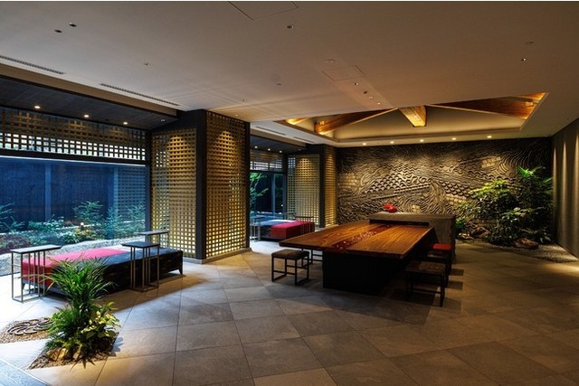 <div>『THE BLOSSOM KYOTO』</div>
<div>やんわりつながる。四季ごとに美しく姿を変えるまち</div>
<div>京都の面影を至るところに表現するホテル。</div>
<div>京都府京都市下京区五条通東洞院東入万寿寺町140番地2</div>
<div>https://www.jrk-hotels.co.jp/Kyoto/</div>
<div>https://www.instagram.com/the_blossom_kyoto/</div>
<div><iframe src="https://www.facebook.com/plugins/post.php?href=https%3A%2F%2Fwww.facebook.com%2Fthe.blossom.kyoto%2Fposts%2Fpfbid0CtSvgWmmXH3wdJAiepMDiGi5MZHkDqSjAkK8EYkD9HFEWcCTiqQr6yRhNRkxTHt9l&show_text=true&width=500" width="500" height="754" style="border: none; overflow: hidden;" scrolling="no" frameborder="0" allowfullscreen="true" allow="autoplay; clipboard-write; encrypted-media; picture-in-picture; web-share"></iframe></div>
<div class="news_area is_type01">
<div class="thumnail"><a href="https://www.jrk-hotels.co.jp/Kyoto/">
<div class="image"><img src="https://www.jrk-hotels.co.jp/Kyoto/resources/images/common/ogimage.jpg" /></div>
<div class="text">
<h3 class="sitetitle">【公式】THE BLOSSOM KYOTO</h3>
<p class="description">THE BLOSSOM KYOTOは、京都・四条の両駅より1駅2分の好立地。館内では、伝統工芸作品や特別に調製されたお香など、各所に京都の伝統を感じていただけます。レストラン・大浴場・フィットネス・無料ドリンクスペースなど充実した設備が整っており、旅の拠点として最適です。</p>
</div>
</a></div>
</div> ()
