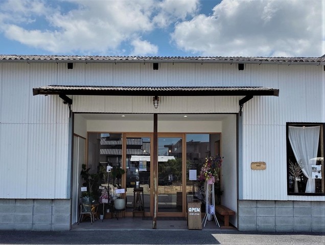 <div>『wappa.（わっぱ）』</div>
<div>お弁当＆カフェメニューのある隠れ家的お店</div>
<div>岡山県倉敷市新倉敷駅前3-55</div>
<div>https://tabelog.com/okayama/A3302/A330201/33018769/</div>
<div>https://www.instagram.com/wappa_kurashiki/</div>
<div><iframe src="https://www.facebook.com/plugins/post.php?href=https%3A%2F%2Fwww.facebook.com%2Fwappa.shinkura355%2Fposts%2F125861283400623&show_text=true&width=500" width="500" height="723" style="border: none; overflow: hidden;" scrolling="no" frameborder="0" allowfullscreen="true" allow="autoplay; clipboard-write; encrypted-media; picture-in-picture; web-share"></iframe></div>
<div></div>
<div class="news_area is_type01">
<div class="thumnail"><a href="https://tabelog.com/okayama/A3302/A330201/33018769/">
<div class="image"><img src="https://tblg.k-img.com/resize/640x640c/restaurant/images/Rvw/174948/93e1bcabafb413d358ae91a3266b22b5.jpg?token=91b62b0&api=v2" /></div>
<div class="text">
<h3 class="sitetitle">wappa.（Lunchbox and cafe) (新倉敷/カフェ)</h3>
<p class="description"></p>
</div>
</a></div>
</div> ()