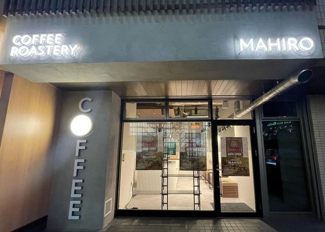 <div>『MAHIRO COFFEE ROASTERY』</div>
<div>自家焙煎機で焙煎した豆、ドリンク、洋菓子など。</div>
<div>場所:東京都品川区大崎1-20-8 INOビルE区画</div>
<div>投稿時点の情報、詳細はお店のSNS等確認ください。</div>
<div>https://maps.app.goo.gl/NsALpxfJEMmgSTzY7</div>
<div>https://www.instagram.com/mahiro_coffee_roastery/</div>
<div><iframe src="https://www.facebook.com/plugins/post.php?href=https%3A%2F%2Fwww.facebook.com%2Fmahiro.coffee.roastery%2Fposts%2F304588929107771%3A304588929107771&show_text=true&width=500" width="500" height="438" style="border: none; overflow: hidden;" scrolling="no" frameborder="0" allowfullscreen="true" allow="autoplay; clipboard-write; encrypted-media; picture-in-picture; web-share"></iframe><br /><br /></div>
<div class="news_area is_type01">
<div class="thumnail"><a href="https://maps.app.goo.gl/NsALpxfJEMmgSTzY7">
<div class="image"><img src="https://lh5.googleusercontent.com/p/AF1QipPMeE4KLR3R1rK-uCCdkIzf_E6f4TtBwrGAOqyi=w900-h900-k-no-p" /></div>
<div class="text">
<h3 class="sitetitle">MAHIRO COFFEE ROASTERY · 〒141-0032 東京都品川区大崎１丁目２０−８ ＩＮＯビル－大崎 1F</h3>
<p class="description">コーヒー ショップ</p>
</div>
</a></div>
</div> ()