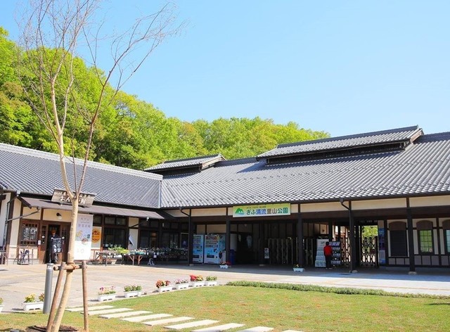<p>「ぎふ清流里山公園」</p>
<p>日本昭和村から新しく生まれ変わった公園。</p>
<p>入園は無料で、里山カフェや足湯コーナー、屋内型キッズスペースや</p>
<p>朝市（マルシェ）の開催など新しい施設やイベントが盛りだくさん...</p>
<p>http://bit.ly/33pR4IN</p><div class="news_area is_type01"><div class="thumnail"><a href="http://bit.ly/33pR4IN"><div class="image"><img src="https://scontent-nrt1-1.xx.fbcdn.net/v/t1.0-9/72957287_2687907044635059_4787866066535579648_n.jpg?_nc_cat=111&_nc_ohc=2fBAkLBNPDcAQlqDCDDWnya9_8rfilBhcxWEOfJjGJLy1LOGrT63TKOOg&_nc_ht=scontent-nrt1-1.xx&oh=b583a7a48a2e44979073f7bca11329b7&oe=5E8273C0"></div><div class="text"><h3 class="sitetitle">ぎふ清流里山公園</h3><p class="description">11月26日（水）は1126(イイフロ)の日‼️‼️
11月26日にご入浴利用いただいた大人のお客様に翌日27日からご利用いただける無料入浴券をプレゼント????????????
※無料入浴・お子様は対象外

露天風呂からの眺めも紅葉が見頃となっています。
ぜひお越しください。※写真は男湯です。
#銭湯 #風呂 #露天風呂 #紅葉</p></div></a></div></div> ()