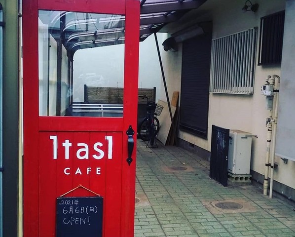 <div>『1tas1 cafe』</div>
<div>住宅街一軒家のカフェ。</div>
<div>神奈川県横浜市瀬谷区中央38-7</div>
<div>https://goo.gl/maps/xtK7EehrGqQ1PxmA7</div>
<div>https://www.instagram.com/1tas1_cafe/</div>
<div><iframe src="https://www.facebook.com/plugins/post.php?href=https%3A%2F%2Fwww.facebook.com%2F1tas1%2Fposts%2F3826650164098775&show_text=true&width=500" width="500" height="708" style="border: none; overflow: hidden;" scrolling="no" frameborder="0" allowfullscreen="true" allow="autoplay; clipboard-write; encrypted-media; picture-in-picture; web-share"></iframe></div><div class="news_area is_type02"><div class="thumnail"><a href="https://goo.gl/maps/xtK7EehrGqQ1PxmA7"><div class="image"><img src="https://lh5.googleusercontent.com/p/AF1QipPlE2zhWLU3D_OUa_OiKhX6G2TqY5degpNExZYY=w256-h256-k-no-p"></div><div class="text"><h3 class="sitetitle">１ｔａｓ１ · 〒246-0014 神奈川県横浜市瀬谷区中央３８−７</h3><p class="description">★★★★★ · カフェ・喫茶</p></div></a></div></div> ()