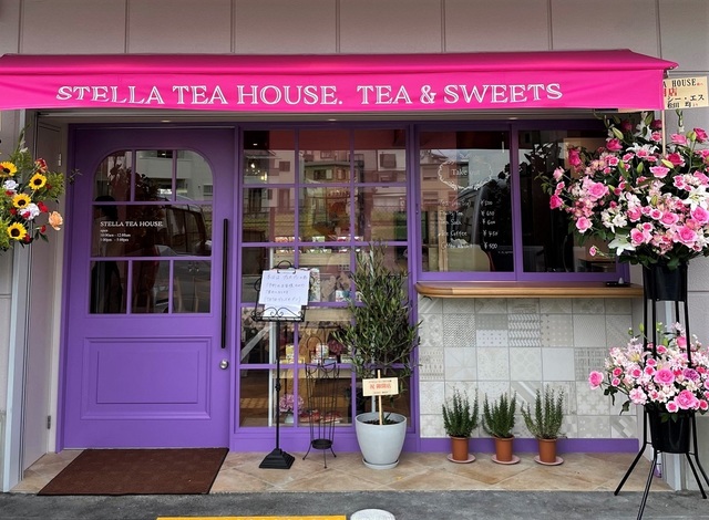 <div>『Stella tea house（ステラティーハウス）』</div>
<div>上質な紅茶やこだわりのお茶菓子。</div>
<div>大阪府堺市東区白鷺町1丁23-2</div>
<div>https://goo.gl/maps/diKF3H7wgqQELeEH6</div>
<div>https://www.instagram.com/stella_sakai/</div>
<div>
<blockquote class="twitter-tweet">
<p lang="ja" dir="ltr">当店ステラティーハウスは、堺の白鳥駅前にある紅茶カフェです。<br />スリランカ発の高級紅茶ブランド、ムレスナティーを使い、ホットやアイスフルーティ、ソーダなどのメニューでご提供します。<br />香り高い紅茶片手に店内で読書したり、お散歩中のテイクアウト用など<br />さまざまなシーンにご利用下さい☕️ <a href="https://t.co/hgYGWbD024">pic.twitter.com/hgYGWbD024</a></p>
— stella tea house ステラティーハウス (@sakai_stella77) <a href="https://twitter.com/sakai_stella77/status/1545043692234625025?ref_src=twsrc%5Etfw">July 7, 2022</a></blockquote>
<script async="" src="https://platform.twitter.com/widgets.js" charset="utf-8"></script>
</div>
<div class="news_area is_type02">
<div class="thumnail"><a href="https://goo.gl/maps/diKF3H7wgqQELeEH6">
<div class="image"><img src="https://lh5.googleusercontent.com/p/AF1QipMg8Minlmh_0TfRTuYzgl24SZBwIqPQo6_DVsvf=w256-h256-k-no-p" /></div>
<div class="text">
<h3 class="sitetitle">Stella tea house ／ ステラティーハウス · 〒599-8107 大阪府東区白鷺町１丁２３−２</h3>
<p class="description">カフェ・喫茶</p>
</div>
</a></div>
</div> ()