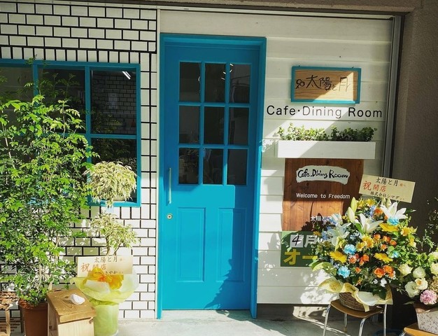 <div>『太陽と月』</div>
<div>Cafe Dinign Room。</div>
<div>大阪府大阪市東淀川区豊新3丁目4-24</div>
<div>https://goo.gl/maps/h3tfugr8PsKGRw5p7</div>
<div>https://www.instagram.com/free.dom7003/</div><div class="news_area is_type02"><div class="thumnail"><a href="https://goo.gl/maps/h3tfugr8PsKGRw5p7"><div class="image"><img src="https://lh5.googleusercontent.com/p/AF1QipPZXLk8nbZxCNTg88lxU3QviySsMN-q9WQEz-S8=w256-h256-k-no-p"></div><div class="text"><h3 class="sitetitle">CafeDinignRoom 太陽と月</h3><p class="description">カフェ・喫茶 · 豊新３丁目４−２４</p></div></a></div></div> ()