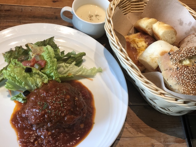 <p>今回は上野市駅の目の前、ハイトピア伊賀二階のChanto Cafe（ちゃんとカフェ）さんにおじゃましてきました！</p>
<p>パンランチはメインが選べて、パン食べ放題！</p>
<p>ハンバーグと白身魚を選びました。またオムライスランチも。</p>
<p>サラダ、スープ付きで、とても美味しかったです！</p>
<p>皆さまもぜひ！</p>
<p></p>
<p>ごちそうさまでした(o^^o)</p>
<div class="thumnail post_thumb">
<h3 class="sitetitle"></h3>
</div> ()