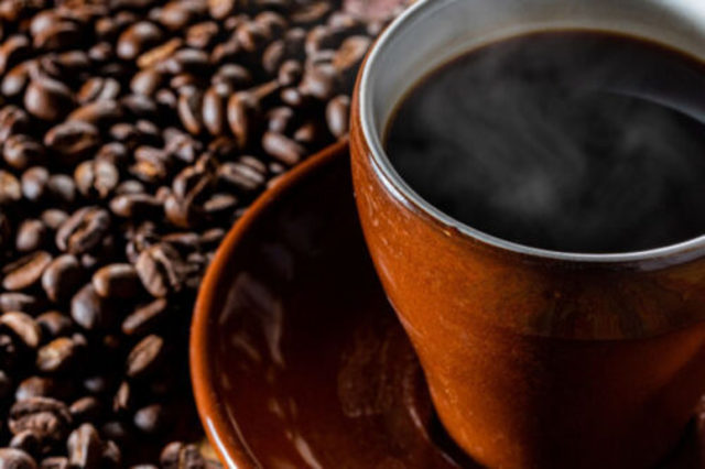 <div>朝起きてモーニングコーヒーや仕事の合間にリフレッシュコーヒーと、いろいろなタイミングでコーヒーを飲む事があります。</div>
<div></div>
<div>気分転換にコーヒーはいいものですが、摂りすぎた場合は体にとって悪い影響がある場合もあります。</div>
<div></div>
<div>当院に来院されている患者さんとお話ししていて、コーヒーの飲み過ぎが肩こりの原因のひとつになっていたので、お話をしました。</div>
<div></div>
<div>今回は、肩こりの解消をテーマにコーヒーの飲み過ぎについてお話ししています。</div>
<div></div>
<div>動画でもお話ししていますので、そちらもご覧くださいね。</div>
<div></div>
<div>コーヒーは体を冷やす？</div>
<div>東洋医学では、食物は大きく分けて３つに分類されます。</div>
<div></div>
<div>それは、体を温める食べ物と体を冷やす食べ物とどちらにも属さない食べ物があります。</div>
<div></div>
<div>どちらに属さないものも、厳密には温冷どちらか寄りですが、気にしなくてもいい程度です。</div>
<div></div>
<div>コーヒーはその中でも、体を冷やすも食べ物グループに属します。</div>
<div></div>
<div>東洋医学的に見るとコーヒーは、特に体の中の水分を取り除く作用で、利尿作用が強いとされています。</div>
<div></div>
<div>また、自律神経の中で、体を緊張させ発汗や利尿や血管を収縮させる交感神経に作用すると言われています。</div>
<div></div>
<div>発汗や利尿により体から水分を出すことによって、体の中の熱を外に出しやすくなり体を冷やすということです。</div>
<div></div>
<div>体を冷やす食べ物と温める食べ物</div>
<div>食物の性質で体を温める食べ物と冷やす食べ物を簡単に分ける目安があります。</div>
<div></div>
<div>体を温める食べ物は「寒い地域のもの」体を冷やす食べ物は「暑い地域のもの」に大きく分類されます。</div>
<div></div>
<div>寒い地域では、体を温めて体調や体力を維持する事ができ、暑い地域では、体を冷やすことで体調や体力を維持しやすくなることから、そういった食物が多くあります。</div>
<div></div>
<div>ホットでもアイスでも肩こりに？</div>
<div>東洋医学的にも体の働きからも、コーヒーには利尿作用があり、体を冷やしやすい食べ物だということに加え、コーヒーにはホットもアイスもあります。</div>
<div></div>
<div>ホットコーヒーなら温かいから体を温めるのではないか？と思うのですが、実はホットでもアイスでも体を冷やしやすいのは同じです。</div>
<div></div>
<div>コーヒーの性質自体が体を冷やすグループの食べ物なので、ホットでもアイスでも体を冷やすということには変わりありません。</div>
<div></div>
<div>もちろん、アイスコーヒーの方がより体を冷やしやすいです。</div>
<div></div>
<div>そして、体が冷えると血行が悪くなり筋肉のこりもほぐれにくくなり、肩こりがひどくなってしまいます。</div>
<div></div>
<div>また、体を温めようと自律神経も緊張するため、頭痛も起こりやすくなる場合があります。</div>
<div></div>
<div>コーヒー＋他の水分補給で肩こり予防</div>
<div>コーヒーには利尿作用や体を冷やす作用があるので、飲み過ぎてしまうと体の中の水分量も少なくなりやすいので、しっかり摂る必要があります。</div>
<div></div>
<div>普段からコーヒーをよく飲む人の中には、食事以外の水分をコーヒーでしか採らないという方もいます。</div>
<div></div>
<div>1日に必要な水分量は１.５リットルほどが必要だと言われています。</div>
<div></div>
<div>コーヒーで水分摂取をしている場合で、1日に１リットル以上飲んでいるという方は聞いた事がありません。</div>
<div></div>
<div>そうすると、日常生活で必要な水分量が確保できないため、日常的に体の水分量が少ない状態が続いてしまうという事です。</div>
<div></div>
<div>コーヒーだけで水分補給をせず、そのほかに麦茶やお水もしっかり摂りながら、1日に必要な量の水分を確保するのがオススメです。</div>
<div></div>
<div>水分補給をコーヒーだけではなく、そのほかの水分もしっかり摂って、血行を良くして肩こりを予防してくださいね。</div>
<div></div>
<div>（鍼灸師・あんまマッサージ指圧師・柔道整復師　星野泰隆監修）</div> ()