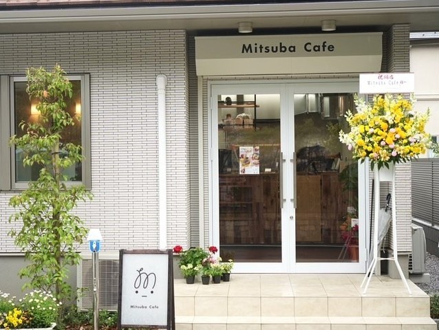 <div>『Mitsuba cafe（ミツバカフェ）』</div>
<div>発酵とフルーツのカフェ。</div>
<div>東京都三鷹市下連雀1-2-24ハイムイシマ101</div>
<div>https://tabelog.com/tokyo/A1320/A132001/13295748/</div>
<div>https://www.instagram.com/mitsuba.cafe</div>
<div><iframe src="https://www.facebook.com/plugins/post.php?href=https%3A%2F%2Fwww.facebook.com%2Fphoto%2F%3Ffbid%3D122107222994244317%26set%3Da.122107223042244317&show_text=true&width=500" width="500" height="853" style="border: none; overflow: hidden;" scrolling="no" frameborder="0" allowfullscreen="true" allow="autoplay; clipboard-write; encrypted-media; picture-in-picture; web-share"></iframe></div>
<div class="news_area is_type01">
<div class="thumnail"><a href="https://tabelog.com/tokyo/A1320/A132001/13295748/">
<div class="image"></div>
<div class="text">
<h3 class="sitetitle">ミツバカフェ (井の頭公園/カフェ)</h3>
<p class="description"></p>
</div>
</a></div>
</div> ()