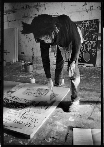 <p>1980年代ニューヨーク、<br />パワーみなぎるアートシーンを生々しく伝える<br />ローランド・ハーゲンバーグの写真を一挙公開！<br /> <br />80年代、NY。アートシーンは、カオスのパワーでみなぎっていた。そのレジェンドたちの中でも、ジャン＝ミッシェル・バスキアは、今年没後30年を迎え、作品価値と人気をますます高めている。しかし、彼のライブな生きざまを伝える資料は、ほとんど残されていなかった。本展では、ニューヨークに渡ったローランド・ハーゲンバーグが、編集者としてともに活動したバスキアのスタジオでの制作中の自然な姿を撮ったショットをはじめ、ライブな様子をとらえた写真を多数展示。併せて、メモやインタビューなども紹介。また、ハーゲンバーグと親交のあったアンディ・ウォーホルやキース・ヘリング、ロバート・メイプルソープ、ルイーズ・ブルジョワなど巨星たちのポートレート写真も多数展示する。80年代のNYのアートシーンを当時の体温そのままに伝える本展は、まさに、あのよき時代の「証言」となるだろう。</p><div class="thumnail post_thumb"><a href=""><h3 class="sitetitle"></h3><p class="description"></p></a></div> ()