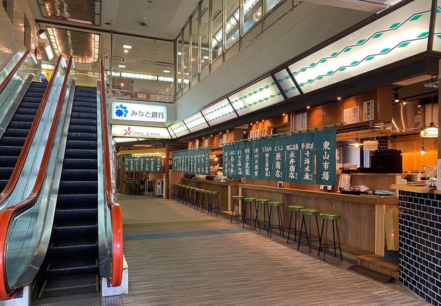 <p>神戸の台所と呼ばれる湊川市場。その入口に立地してしているパークタウンの一角を</p>
<p>湊川市場の素材を活かす飲食店を集め、美味しい神戸ローカルな「湊川いちば美食街」</p>
<p>として再整備、モデル店舗「湊川大食堂」が6月12日オープンする。。。</p>
<p>https://bit.ly/30fVHHR</p>
<div class="news_area is_type01">
<div class="thumnail"><a href="https://bit.ly/30fVHHR">
<div class="image"><img src="https://scontent-nrt1-1.xx.fbcdn.net/v/t1.0-9/100595608_143769383917213_6732196172296880128_o.jpg?_nc_cat=108&_nc_sid=2d5d41&_nc_oc=AQmhtcq2R_peMdMOLf4qGDPyF7ucUIWrV1AmHbh6YGXpjewUIh1dhTqeEFl2NO3wJfA&_nc_ht=scontent-nrt1-1.xx&oh=c832f277fcedda3cfa62a54c68dbe773&oe=5EFC29FB" /></div>
<div class="text">
<h3 class="sitetitle">湊川大食堂</h3>
<p class="description">・ ・ 新型コロナウイルスの影響で オープン時期を延期としておりましたが、 湊川大食堂のオープン日が 正式に決定いたしました🙌🏼！ ・ ・ 6月12日(金)11:00〜 グランドオープンいたします！！ ・ 近隣の皆さまには長々とお騒がせいたしました。 ・ 開店準備中からたくさん声をかけていただき、嬉しい限りです☺️ ・ 地元の皆さまに愛されるお店を目指してまいります！...</p>
</div>
</a></div>
</div> ()