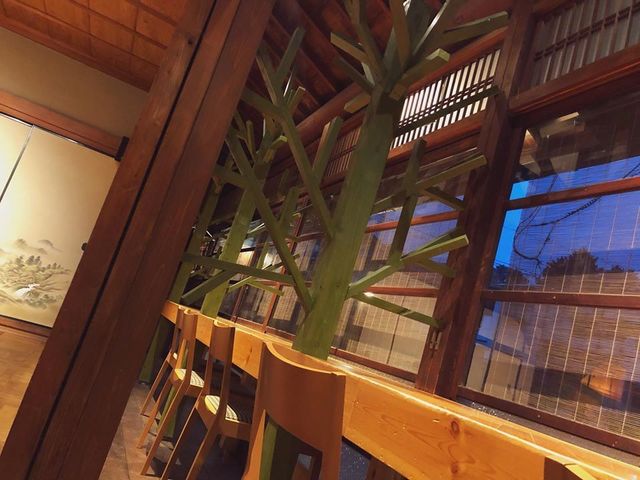 <p>こんにちは、奈良県香芝市のココチキッチン奈良狐井です。<br /><br />本日の1枚の写真は、大工さんの遊び心でつくられた...<br /><br />カウンター席に設置されている木製の緑の木✨<br /><br />和やかな雰囲気を演出しています。<br /><br />本日も皆様のご来店を心よりお待ちしています。<br /><br /></p>
<p><strong>ココチキッチン奈良狐井</strong>　奈良県香芝市狐井613　・・・・・・・<br />open:11:00-14:30 17:30-21:30　close:木曜.第三水曜日<br /><strong>tel:0745-44-8275 </strong>※<strong>完全予約制<br /></strong>近鉄五位堂駅より徒歩10分　敷地内に大きな駐車場（20台以上）<br />※ランチは11時～と13時～の二部制営業になります。<br />※ディナーは2営業日前までにご予約願います。<br />※2階<a href="../../cocochizakka">cocochizakka</a>は10時30分から18時までの営業になります。</p>
<p><br />https://www.instagram.com/cocochikitchen/</p>
<div class="news_area is_type02"></div>
<div class="news_area is_type02">
<div class="thumnail"><a href="https://www.instagram.com/cocochikitchen/">
<div class="image"><img src="../../sv_image/w300h300/hP/Yg/hPYgGn8pegZMChxH.jpg" /></div>
<div class="text">
<h3 class="sitetitle">@cocochikitchen • Instagram photos and videos</h3>
<p class="description">136 Followers, 94 Following, 29 Posts - See Instagram photos and videos from @cocochikitchen</p>
</div>
</a></div>
</div> ()