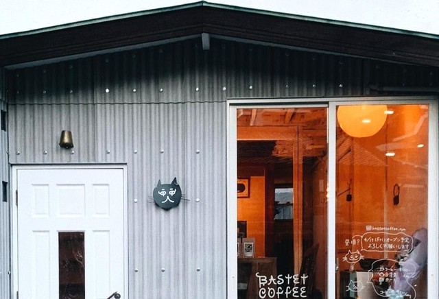 <div>『Bastet Coffee（バステトコーヒー）』</div>
<div> 浅煎りコーヒーとケーキのカフェ兼ロースタリー。</div>
<div>京都府京都市左京区一乗寺大原田町23-11</div>
<div>https://maps.app.goo.gl/Rwcq9SLcdzUZwEtKA</div>
<div>https://www.instagram.com/bastetcoffee_nya/</div>
<div><iframe src="https://www.facebook.com/plugins/post.php?href=https%3A%2F%2Fwww.facebook.com%2Fpermalink.php%3Fstory_fbid%3Dpfbid0b5ifzvKQKyy1P25suvXEL3uQhnm5GagDH3hRf5AVwA2dhNGN9FnytgNSGmhk6Co1l%26id%3D61554837035874&show_text=true&width=500" width="500" height="693" style="border: none; overflow: hidden;" scrolling="no" frameborder="0" allowfullscreen="true" allow="autoplay; clipboard-write; encrypted-media; picture-in-picture; web-share"></iframe><br /><br /></div>
<div class="news_area is_type01">
<div class="thumnail"><a href="https://maps.app.goo.gl/Rwcq9SLcdzUZwEtKA">
<div class="image"><img src="https://lh5.googleusercontent.com/p/AF1QipPVBMJiRd-r0G_bkpoFWIWxtnG3B4u16rh2QEal=w900-h900-k-no-p" /></div>
<div class="text">
<h3 class="sitetitle">バステトコーヒー | Bastet Coffee · 〒606-8187 京都府京都市左京区一乗寺大原田町２３−１１</h3>
<p class="description">★★★★★ · コーヒーショップ・喫茶店</p>
</div>
</a></div>
</div> ()