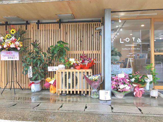 <p>Standing cafe & Select shop「LoTa森田屋」7/15オープン</p>
<p>地元素材のクラフトアイスクリームやドリンク、</p>
<p>スペシャルティコーヒーやmade in Shimane の物産など。</p>
<p>屋号の由来は、地域（local）の物語（tale）...</p>
<p>https://bit.ly/2ZunIKU</p>
<p>https://www.instagram.com/lota_moridaya/</p><div class="news_area is_type01"><div class="thumnail"><a href="https://bit.ly/2ZunIKU"><div class="image"><img src="https://scontent-nrt1-1.xx.fbcdn.net/v/t1.0-9/106541888_120135683078370_3555593752289100741_o.jpg?_nc_cat=110&_nc_sid=2d5d41&_nc_oc=AQkEYDS4j_SbhnVgRZfmwsR-kqW4roJK_htIKwN0n0HWvMHQFCqemaPB1_ISwi4UIQk&_nc_ht=scontent-nrt1-1.xx&oh=80e558c5d5d57c08f006ea3d1ec98102&oe=5F3378CE"></div><div class="text"><h3 class="sitetitle">LoTa森田屋</h3><p class="description">.
\ 7月15日OPEN /
.
葡萄サイダー　
〈シャインマスカット＆高妻〉
〈自家製きび糖シロップ使用〉
.
#島根 #出雲 #出雲大社 #出雲カフェ #島根縛りのクセ強め</p></div></a></div></div> ()