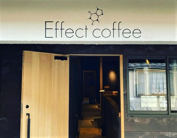 <div>『Effect coffee（エフェクトコーヒー）』</div>
<div>カフェインと繋がる体験を提供するカフェ。</div>
<div>京都府京都市下京区本塩竈町587番地</div>
<div>https://goo.gl/maps/HL89NPSdQ1D1bauU6</div>
<div>https://www.instagram.com/effectcoffee2022/</div>
<div><iframe src="https://www.facebook.com/plugins/post.php?href=https%3A%2F%2Fwww.facebook.com%2Fpermalink.php%3Fstory_fbid%3Dpfbid0hX3pKBGa7vJuydcSdUcFmJiHLHfaN5Sf5n6qhH3FStssPfAv81umTJYiWjxBERobl%26id%3D100057105025690&show_text=true&width=500" width="500" height="696" style="border: none; overflow: hidden;" scrolling="no" frameborder="0" allowfullscreen="true" allow="autoplay; clipboard-write; encrypted-media; picture-in-picture; web-share"></iframe></div>
<div></div><div class="news_area is_type02"><div class="thumnail"><a href="https://goo.gl/maps/HL89NPSdQ1D1bauU6"><div class="image"><img src="https://lh5.googleusercontent.com/p/AF1QipPdEfRdq-QU8jXe4RbYBxCV33dprJ-Dfmx_YGcc=w256-h256-k-no-p"></div><div class="text"><h3 class="sitetitle">Effect coffee · 〒600-8119 京都府京都市下京区本塩竈町587番地</h3><p class="description">カフェ・喫茶</p></div></a></div></div> ()