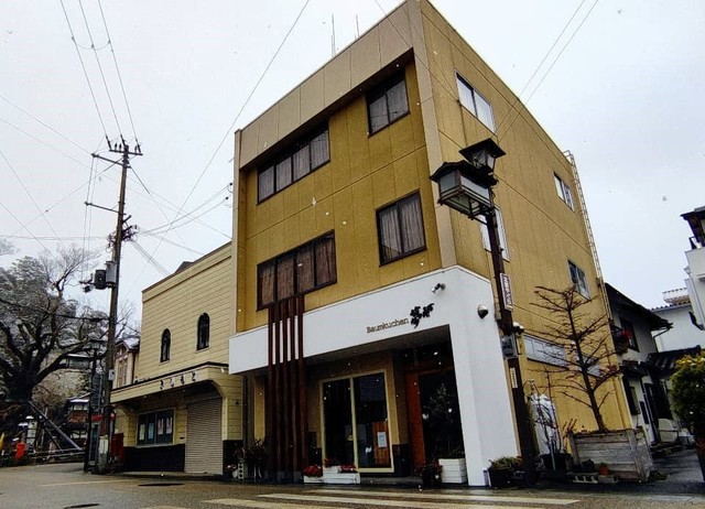 <div>『3 Roastery 柏原店』</div>
<div>柏原店限定豆のコスタリカ・ブラックハニーを用意。</div>
<div>兵庫県丹波市柏原町柏原4-2</div>
<div>https://g.page/masayumesakayume?share</div>
<div>https://www.instagram.com/3roasteryjp/</div>
<div><iframe src="https://www.facebook.com/plugins/post.php?href=https%3A%2F%2Fwww.facebook.com%2F3Roastery%2Fposts%2F2179931768837280&show_text=true&width=500" width="500" height="450" style="border: none; overflow: hidden;" scrolling="no" frameborder="0" allowfullscreen="true" allow="autoplay; clipboard-write; encrypted-media; picture-in-picture; web-share"></iframe></div>
<div><iframe src="https://www.facebook.com/plugins/post.php?href=https%3A%2F%2Fwww.facebook.com%2F3Roastery%2Fposts%2F2182790121884778&show_text=true&width=500" width="500" height="777" style="border: none; overflow: hidden;" scrolling="no" frameborder="0" allowfullscreen="true" allow="autoplay; clipboard-write; encrypted-media; picture-in-picture; web-share"></iframe></div>
<div></div>
<div class="news_area is_type02">
<div class="thumnail"><a href="https://g.page/masayumesakayume?share">
<div class="image"><img src="https://lh5.googleusercontent.com/p/AF1QipNv_AxciTTjrRWT6MV9NvZXLOB-ElZEPR2l1YYM=w256-h256-k-no-p" /></div>
<div class="text">
<h3 class="sitetitle">まさゆめさかゆめ〈バウムクーヘン専門店〉 · 〒669-3309 兵庫県丹波市柏原町柏原４−２</h3>
<p class="description">★★★★☆ · 洋菓子店</p>
</div>
</a></div>
</div> ()