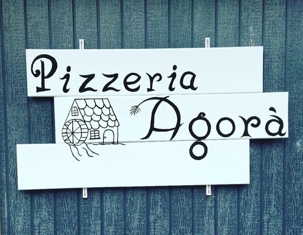 <div>『Pizzeria Agorà』</div>
<div>横川町の小さなピザ屋さん🍕</div>
<div>鹿児島県霧島市横川町中ノ198-1</div>
<div>https://www.instagram.com/pizzeria_a.go.ra/<br /><br /></div> ()