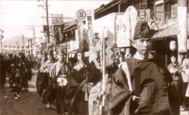<p>今年で第111回目を迎える日本最古の祭り。菊まつりです。</p>
<p>笠間稲荷神社をメイン会場に、約1万鉢が境内をはじめ、市内各所に咲き誇ります。</p>
<p>言葉では語り切れない明治41年から続き、当時は戦争で荒廃した人々の心を和ませることや</p>
<p>信仰を育む一助として設けられました。</p>
<p>今年は、「西郷どん」をテーマに取り上げ、西郷隆盛の生涯を菊人形で表現するそうですよ！！</p>
<p>是非、ご都合つかれる方は一度行ってみてもいいかもしれないですね♪</p><div class="thumnail post_thumb"><a href=""><h3 class="sitetitle"></h3><p class="description"></p></a></div> ()
