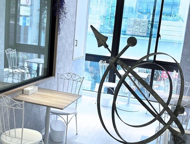 <div>『Cafe Skoll（カフェスコル）』</div>
<div>10席程の小さなカフェ。</div>
<div>東京都目黒区自由が丘1-9-6 オハナビル 2F</div>
<div>https://tabelog.com/tokyo/A1317/A131703/13285537/</div>
<div>https://www.instagram.com/cafe_skoll/</div><div class="news_area is_type01"><div class="thumnail"><a href="https://tabelog.com/tokyo/A1317/A131703/13285537/"><div class="image"><img src="https://tblg.k-img.com/resize/640x640c/restaurant/images/Rvw/206695/8a174910a382e5aac2de5898e40f2a1b.jpg?token=89bfe8a&api=v2"></div><div class="text"><h3 class="sitetitle">Cafe Skoll (自由が丘/カフェ)</h3><p class="description"> ■予算(昼):￥1,000～￥1,999</p></div></a></div></div> ()