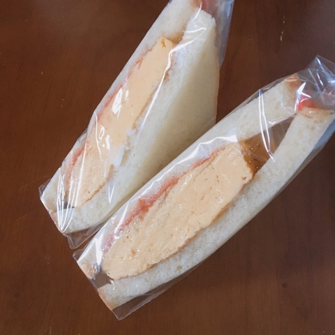 <p>栗東駅近くのパン屋「かんしゃ堂」の近江牛カレーパン。</p>
<p>ちょうど出来立てを買えました。</p>
<p>カレーパンもお勧めですが、たまごサンドも美味しいです。</p> ()