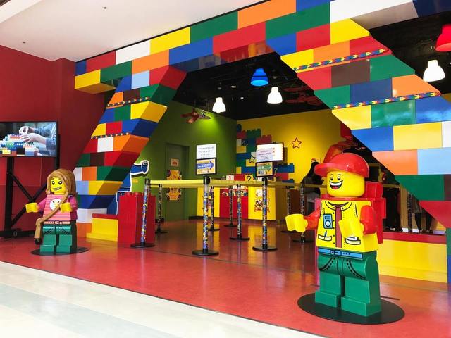 <p>「Legoland Discovery Center Osaka」</p>
<p>300万個を超えるレゴブロックで飾られた屋内型施設。</p>
<p>幅広い年齢のお子さまに楽しんでいただけるアトラクションが勢ぞろい。</p>
<p>遊びながら創造する力やものを作り出す楽しみを感じる屋内型テーマパーク...</p>
<p>http://bit.ly/2O6nbch</p><div class="news_area is_type01"><div class="thumnail"><a href="http://bit.ly/2O6nbch"><div class="image"><img src="https://scontent-nrt1-1.xx.fbcdn.net/v/t31.0-8/24291897_938460192979608_4792022065096131483_o.jpg?_nc_cat=107&_nc_oc=AQm4XaR784LAR1ChEvsT0yqCjZU09I6Y7JukaO2qu32nzVn0MdtvkQ7Kfuz00LvaQMM&_nc_ht=scontent-nrt1-1.xx&oh=1ad3715db9304fe46bd71349defd52a8&oe=5E42AC53"></div><div class="text"><h3 class="sitetitle">Legoland Discovery Center Osaka（レゴランド・ディスカバリー・センター大阪）</h3><p class="description">Legoland Discovery Center Osaka（レゴランド・ディスカバリー・センター大阪）さんが写真を追加しました</p></div></a></div></div> ()
