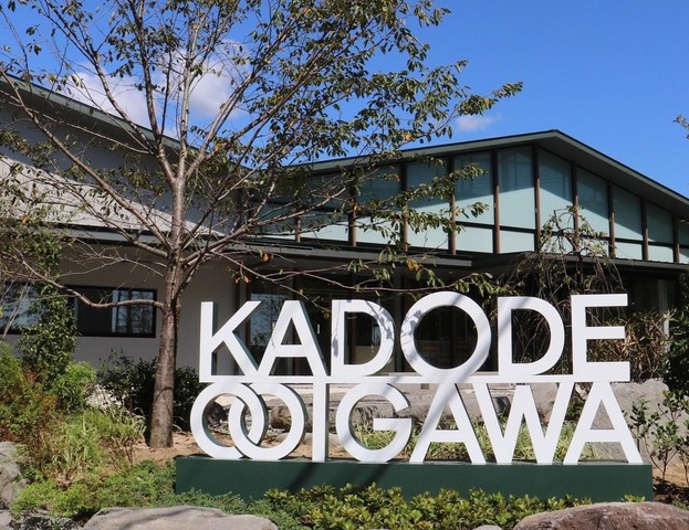 <div>「KADODE OOIGAWA」11/12オープン</div>
<div>県下最大級のマルシェ、カフェ、子供の遊び場、レストラン、</div>
<div>観光案内所を構える、体験型フードパーク...</div>
<div>https://kadode-ooigawa.jp/</div>
<div>https://www.instagram.com/kadode_ooigawa/</div>
<div>https://www.facebook.com/kadode.ooigawa/</div>
<div>
<blockquote class="twitter-tweet">
<p lang="ja" dir="ltr">11月12日！島田市金谷地域にKADODE OOIGAWAがついにオープンします！！<br /><br />県下最大級の農産物マルシェや農家レストラン、キッズパークなど、大人から子どもまで楽しめる施設です！<br /><br />茶果菜は15日(日)にライブをやらせていただきます！JAおおいがわの新たな門出を祝いに、ぜひ来てください！待ってるよ〜 <a href="https://t.co/1XZIr7W4e1">pic.twitter.com/1XZIr7W4e1</a></p>
— JAおおいがわ農産物PRユニット茶果菜 (@jaoigawachakana) <a href="https://twitter.com/jaoigawachakana/status/1325786691500531712?ref_src=twsrc%5Etfw">November 9, 2020</a></blockquote>
<script async="" src="https://platform.twitter.com/widgets.js" charset="utf-8"></script>
</div>
<div class="thumnail post_thumb">
<h3 class="sitetitle">KADODE OOIGAWA – 静岡県のほぼ中央に位置する、2020年秋オープンのお茶と農業の体験型フードパーク「KADODE OOIGAWA」のホームページです。</h3>
<p class="description">静岡県のほぼ中央に位置する、2020年秋オープンのお茶と農業の体験型フードパーク「KADODE OOIGAWA」のホームページです。</p>
</div> ()