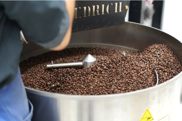 <div>焙煎所併設の豆販売店</div>
<div>「REC COFFEE 博多ロースタリー」9月2日グランドオープン！</div>
<div>焙煎工場の様子を見ながら、新鮮なコーヒー豆を購入。。</div>
<div>https://goo.gl/maps/ZQxcuQUG8mra7tEh8</div>
<div>https://www.instagram.com/rec_coffee/</div>
<div><iframe src="https://www.facebook.com/plugins/post.php?href=https%3A%2F%2Fwww.facebook.com%2Frec.coffee%2Fposts%2Fpfbid04DxpGRfMfVvWsnDznazgcxGxrf16A9rHLtfd9yESsvo8dCU4pec7ze2CYiEZbexEl&show_text=true&width=500" width="500" height="671" style="border: none; overflow: hidden;" scrolling="no" frameborder="0" allowfullscreen="true" allow="autoplay; clipboard-write; encrypted-media; picture-in-picture; web-share"></iframe></div><div class="news_area is_type01"><div class="thumnail"><a href="https://goo.gl/maps/ZQxcuQUG8mra7tEh8"><div class="image"><img src="https://prtree.jp/sv_image/w640h640/F5/cn/F5cnD0gcInw97Pxo.jpg"></div><div class="text"><h3 class="sitetitle">REC COFFEE 博多ロースタリー · 〒812-0041 福岡県福岡市博多区吉塚８丁目１−４３</h3><p class="description">★★★★☆ · コーヒー ショップ</p></div></a></div></div> ()