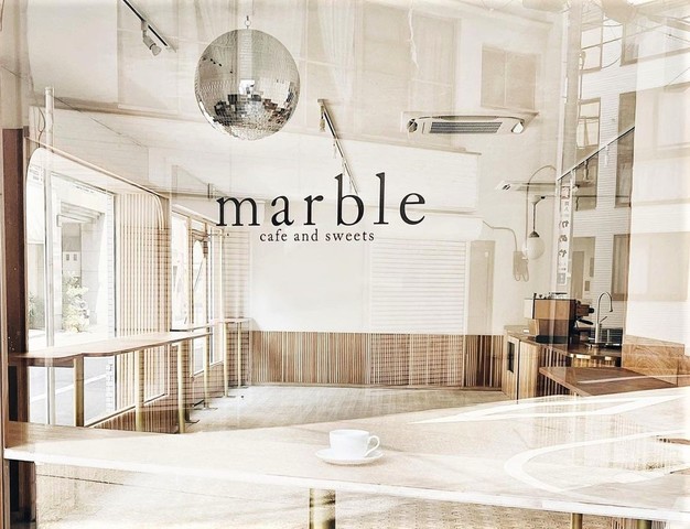 <div>『marble（マーブル）』</div>
<div>珈琲とお菓子のスタンド。</div>
<div>東京都台東区蔵前4-1-4</div>
<div>https://goo.gl/maps/M2dAxhh2pe9qZr61A</div>
<div>https://www.instagram.com/marble_tokyo/</div><div class="news_area is_type02"><div class="thumnail"><a href="https://goo.gl/maps/M2dAxhh2pe9qZr61A"><div class="image"><img src="https://maps.google.com/maps/api/staticmap?center=35.7018636%2C139.7887671&zoom=18&size=256x256&language=en&markers=35.7018636%2C139.7887671&sensor=false&client=google-maps-frontend&signature=-xqFLwWqk99StTsW9Oa5lZ-_3WY"></div><div class="text"><h3 class="sitetitle">Marble · 〒111-0051 東京都台東区蔵前４丁目１−４ トマック第３ビル</h3><p class="description">カフェ・喫茶</p></div></a></div></div> ()