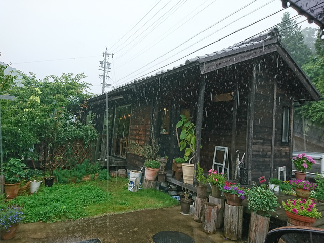 <p>みなさん、こんにちは(・∀・)ノ</p>
<p>今日は三重県名張市の静かな田舎道沿いにある、Cafe ATRE(カフェアートゥル)さんにおじゃましてきました！</p>
<p>お店のすぐそばに川が流れており、ゆったりとした静かな時間を過ごすことができました。</p>
<p>今日はあいにくの雨ですがそれもまた雰囲気があり。。</p>
<p>ガレット(たまご＋チーズ＋きのこ)とたっぷりのサラダ、スープのセットをいただきました！とても美味しかったです(≧▽≦)</p>
<p>そして！デザートは別腹！</p>
<p>和栗のモンブラン、チェリーのタルト、キャラメリゼなどをいただきました❤</p>
<p> </p>
<p>みなさまもぜひ、お近くにこられましたらお立ち寄りくださいませ！</p>
<p>ごちそうさまでした(о´∀`о)</p>
<p> </p>
<div class="thumnail post_thumb"> </div><div class="thumnail post_thumb"><a href=""><h3 class="sitetitle"></h3><p class="description"></p></a></div> ()