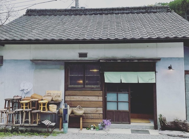 <div>5/8 grandopen</div>
<div>『café yusan』</div>
<div>長澤ピクニックをテーマにした</div>
<div>terroir愛と胃袋の離れにあるカフェ。。。</div>
<div>https://goo.gl/maps/at8zHrKBpgUqtdsf6</div>
<div>https://www.instagram.com/cafe.yusan/</div>
<div><iframe src="https://www.facebook.com/plugins/post.php?href=https%3A%2F%2Fwww.facebook.com%2Faitoibukuro%2Fposts%2F4990238797656276&width=500&show_text=true&height=512&appId" width="500" height="512" style="border: none; overflow: hidden;" scrolling="no" frameborder="0" allowfullscreen="true" allow="autoplay; clipboard-write; encrypted-media; picture-in-picture; web-share"></iframe></div><div class="news_area is_type02"><div class="thumnail"><a href="https://goo.gl/maps/at8zHrKBpgUqtdsf6"><div class="image"><img src="https://lh5.googleusercontent.com/p/AF1QipOC2qd-JItyi8odjEhbebfxBIPEeTYRtlRHl2OA=w256-h256-k-no-p"></div><div class="text"><h3 class="sitetitle">café yusan</h3><p class="description">カフェ・喫茶 · 高根町長澤４１４</p></div></a></div></div> ()